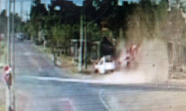 วงจรปิดจับภาพปิ๊กอัพพุ่งชนรถบรรทุกกลางสี่แยก100ศพพังเจ็บเล็กน้อย