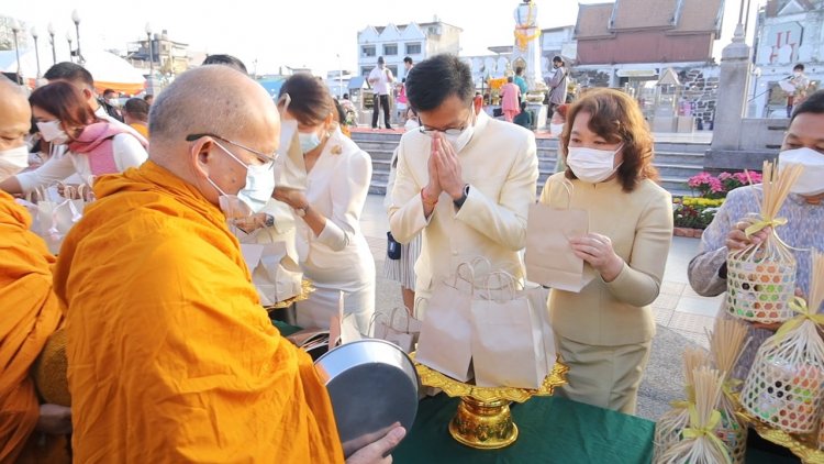 พ่อเมืองโคราชนำประชาชนทำบุญตักบาตรรับศักราชใหม่ พร้อมถวายพระพรแด่ พระองค์ภา