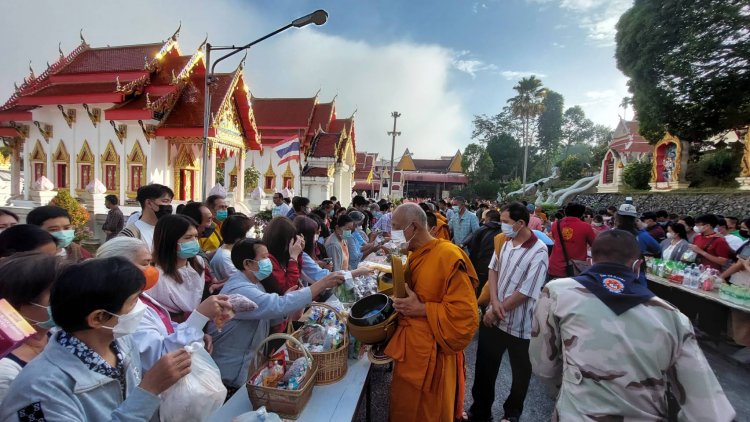 พุทธศาสนิกชนในอำเภอเบตงทำบุญตักบาตร เนื่องในโอกาสวันปีใหม่ 2566