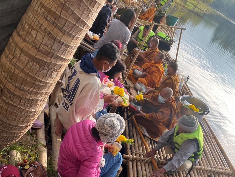 ตักบาตรมิติใหม่!พระล่องแพรับบิณฑบาตปีใหม่จากนักท่องเที่ยว ริมอ่างเก็บน้ำวังน้ำเขียว