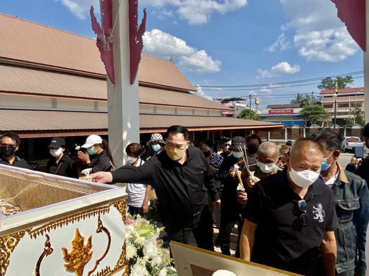 "นายกเคี้ยง-นายกเสริฐ” ทอดผ้าไตร บังสุกุล งานฌาปนกิจศพ "แม่สมบรูณ์ นาวิกา ”