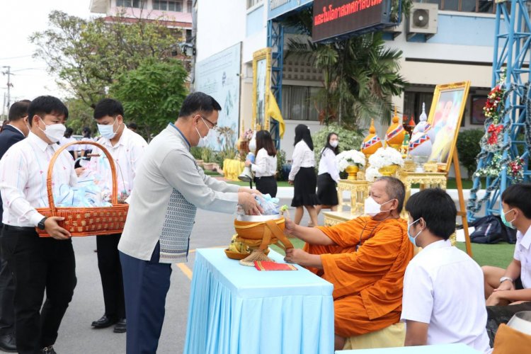 ดร.ยงยุทธ สส.สมุทรปราการนำพสกนิกรทำบุญ สวดมนต์ เพื่อถวายพระพรชัยมงคลแด่พระองค์ภา