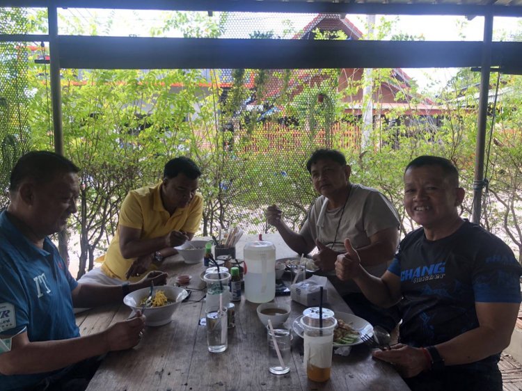 “รองตี๋”- “ผู้ใหญ่หมี แม่สอด” เดินสายพบปะชาวบ้าน แวะกินอาหารร้านเล็ก ที่อร่อยถูกปาก ถูกใจ