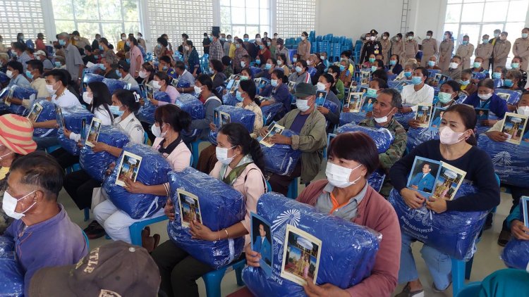 ในหลวงพระราชทานสิ่งของมอบแก่ปชช.ประสบภัยหนาวพื้นที่อำนาจเจริญ