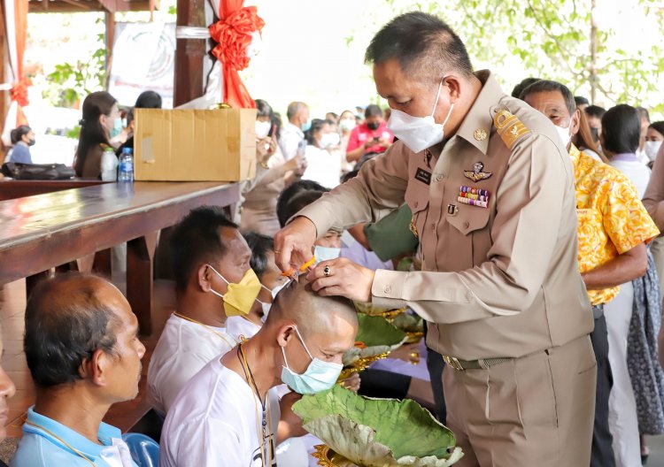 ผู้ว่าฯชลบุรี ปลงผมนาคผู้บรรพชาอุปสมบทหมู่ ถวายพระพรเจ้าฟ้าพัชรกิติยาภาฯ99รูป