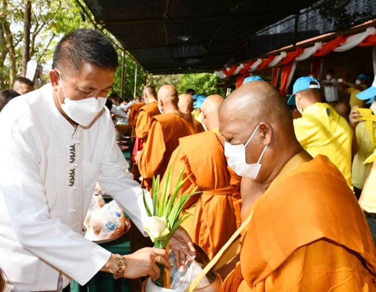 พ่อเมืองชลบุรีทำบุญตักบาตรพระสงฆ์ 99 รูป ถวายพระพร พระองค์ภา