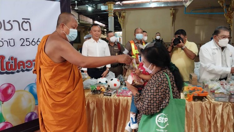 'พระครูแจ้'เจ้าอาวาสวัดบางพลีใหญ่กลางมอบทุนการศึกษาเนื่องวันเด็กแห่งชาติ 2 พันรายกว่า 5 แสนบาท