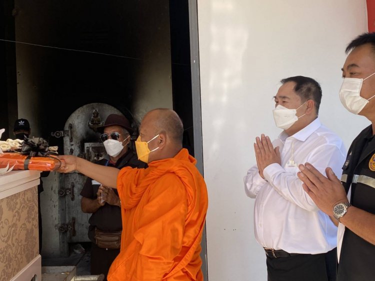 "นายกเคี้ยง"-“นายกเจิน” ทอดผ้าไตร บังสุกุล งานฌาปนกิจศพ "พ่อหลวงจันทร์ กามล"