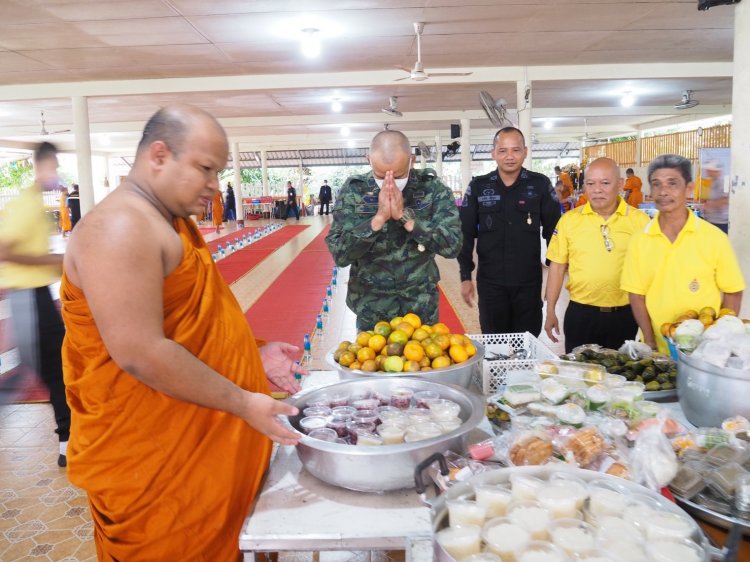 ผอ.ศปพร. ร่วมกับส่วนราชการในพื้นที่ ถวายภัตตาหารเพลแด่พระสงฆ์ในโครงการอุปสมบท