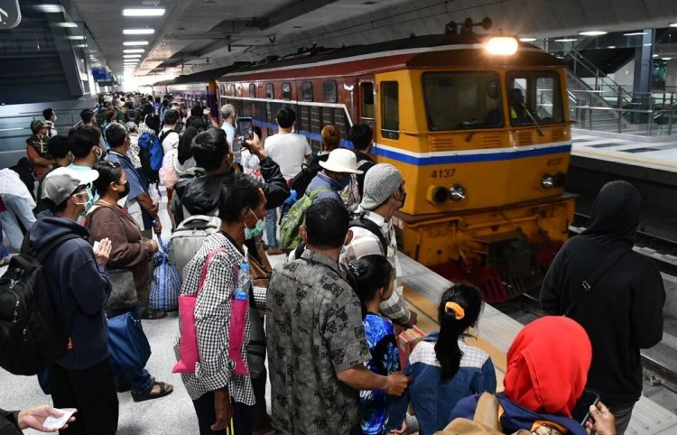 ผู้โดยสารด่ายับ! เปิดให้บริการ รถไฟทางไกล สถานีกลางบางซื่อ ไปเชียงใหม่ วันแรกล่าช้า 3 ชั่วโมง