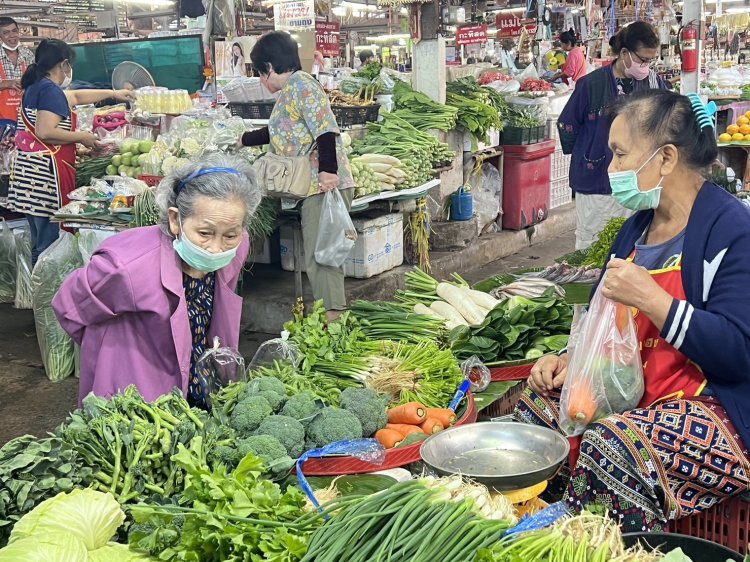 ตลาดแม่กิมเฮงโคราชคึกคักลูกค้าแห่จับจ่ายซื้อเครื่องเซ่นไหว้เนื่องเทศกาลตรุษจีน