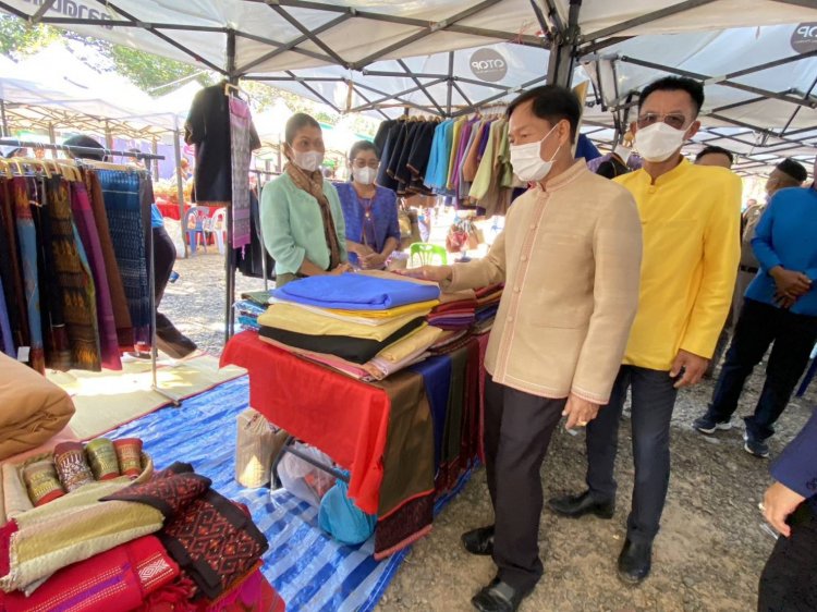 พ่อเมืองศรีสะเกษรวมพลังจิตอาสาขับเคลื่อนสังคมไทย ด้วยใจพอเพียง