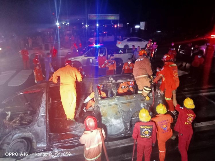 อุบัติเหตุสยอง!รถตู้เสียหลักตกถนนไฟลุกคลอก 11 ชีวิต พบเด็กย่างสด 2 ศพ
