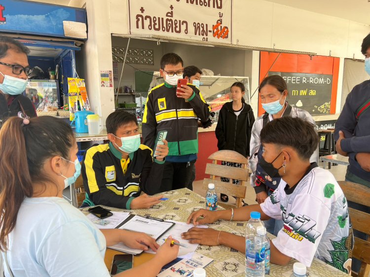 ญาติเหยื่อรถตู้ไฟคลอกดับสลด 11 ศพ แห่แสดงเอกสารรับศพแต่ต้องผิดหวังเหตุรอผลพิสูจน์ตัวบุคคล