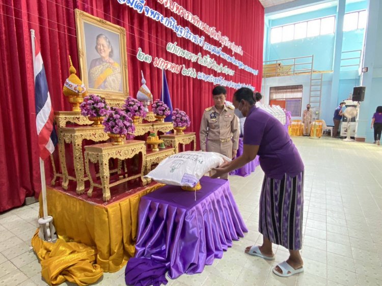 พสกนิกรชาวศรีสะเกษ รับมอบเมล็ดพันธุ์ข้าวพระราชทาน ที่ประสบอุทกภัย