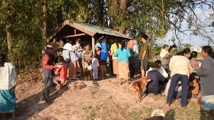 ชาวเมืองจันทร์ศรีสะเกษทำพิธีไหว้ปู่ตาสืบทอดประเพณีโบราณ-เสี่ยงทายความเป็นอยู่ครอบครัวพร้อมขอฝนตกตามฤดูกาล