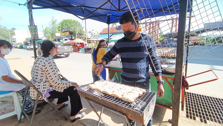 อร่อยฟินรับลมหนาวอีกรอบใหม่!ไส้กรอกรถเข็นครบุรีขายดิบขายดีวันละ 2,500