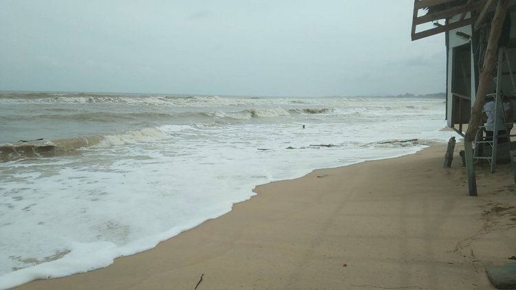 พายุกระหน่ำชายฝั่งทะเลอ่าวไทยบ้านดาโต๊ะปัตตานีได้รับความเสียหาย