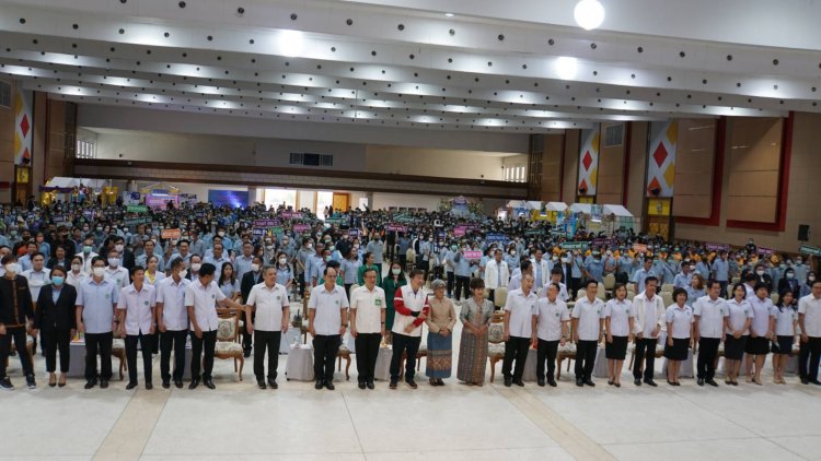 เขตสุขภาพที่ 10 ร่วมกับสำนักงานสาธารณสุขจังหวัดศรีสะเกษรวมพลัง อสม. มอบของขวัญปีใหม่ ใส่ใจผู้สูงอายุ 5 จังหวัดเขตสุขภาพที่ 10