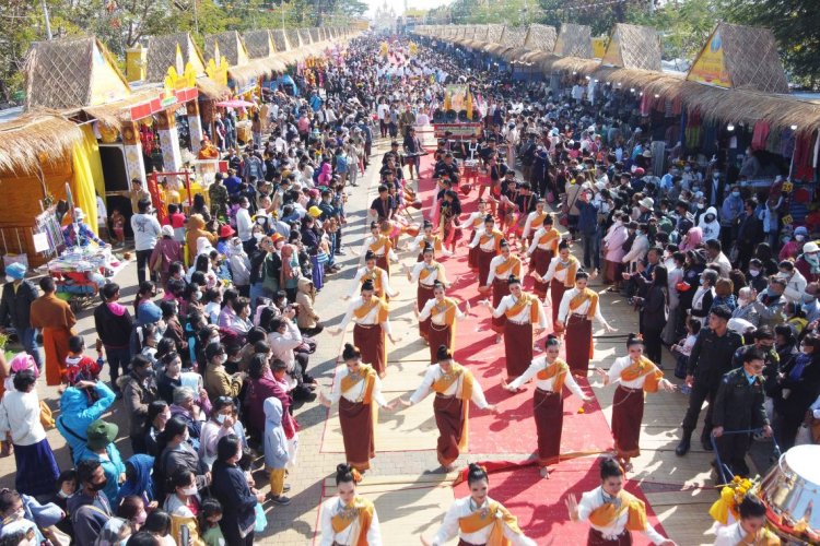 พลังศรัทธา!ชาวไทย-ลาวนับแสน ร่วมแห่พระอุปคุต งานพระธาตุพนมเมืองนครพนม