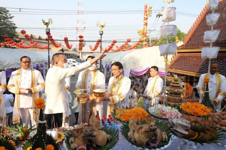 ผู้ว่าฯ นำชาวเพชรบูรณ์ บวงสรวงเจ้าพ่อหลักเมือง ก่อนเปิดงาน “50 ปี มะขามหวาน”