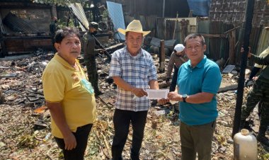 "รองตี๋" ลงพื้นที่ชุมชนสองแคว 2 แม่สอด มอบเงิน 2,000 บาท ช่วยเหลือ "คุณยายพลอย" ไฟไหม้บ้าน