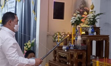 "นายกเคี้ยง" ประธานจุดธูป เทียนธรรม งานสวดอภิธรรมศพ "คุณพ่อ ร.ต.ท.ศักดา สีเดือน "