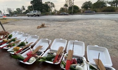 บรรยากาศญาติเตรียมพิธีเชิญดวงวิญญาณของผู้เสียชีวิตจากอุบัติเหตุรถตู้ไฟไหม้ดับ 11 ศพที่สีคิ้ว