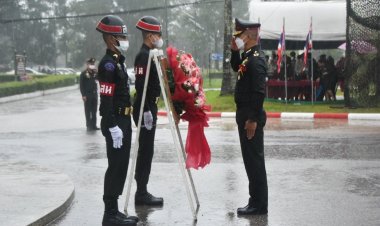 ผบ.พล.ร.15 พร้อมด้วยประธานสมาคมแม่บ้านทหารบกร่วมพิธีวางพวงมาลาเนื่องในวันทหารผ่านศึก