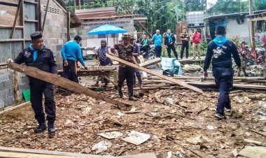 ทหารพรานปัตตานีเร่งรื้อถอนบ้านเก่าทรุดโทรม เพื่อเตรียมการพัฒนาและปรับปรุงที่อยู่อาศัย