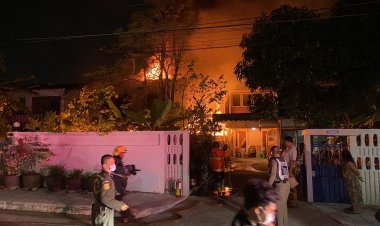 ไฟไหม้บ้านวอดทั้งหลัง ยายวัย 75 ปี ปีนออกจากบ้านหนีตายได้รับบาดเจ็บ