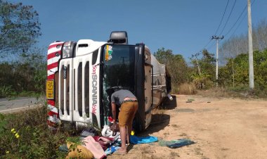 ระทึก!รถบรรทุกน้ำมัน 4 หมื่นลิตรพลิกคว่ำโค้งห้วยโก๋นเมืองน่านเจ็บ 2