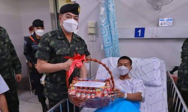 มทภ. 4 เยี่ยมกำลังพลได้รับบาดเจ็บคนร้ายบึ้มเส้นทางรถไฟ 4 นายที่รพ.นราธิวาสราชนครินทร์-รพ.รือเสาะ