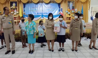 รองผู้ว่าฯอุทัยธานีมอบทุนการศึกษา "โครงการ" 910 ทุนการศึกษาแก่นักเรียนที่ขาดแคลน