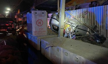 หนุ่มซิ่งเก๋งเหินฟ้าพุ่งชนเสาไฟดับคารถ เพื่อนอีก 4 นั่งมาด้วยบาดเจ็บสาหัส