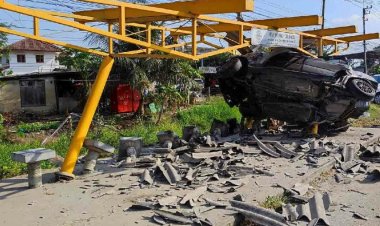 หนุ่มซิ่งเก๋งเสียหลัก พุ่งชนป้ายรถเมล์พังยับ หญิงนั่งรอรถดับคาที่ 1 สาหัส 1