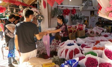 ครั้งแรก!กลุ่มข้ามเพศจดทะเบียนสมรสใน 2 เขตป้อมปราบฯ-ดุสิต กุหลาบขายดีรับวาเลนไทน์