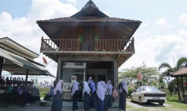 ครูนักเรียนแห่กันมาเยี่ยมชมเรียนรู้หอศิลป์ที่Patani Artspace อย่างไม่ขาดสาย