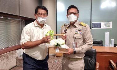 ประธานชมรมช่างภาพการเมือง มอบกระเช้ารองเลขาธิการสภาฯที่ให้การสนับสนุนสถานที่ในการจัดพิธีมอบทุนการศึกษาแก่บุตร - ธิดา สมาชิกชมรมฯ​