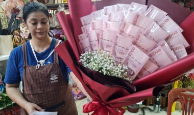 เทรนด์ใหม่วาเลนไทน์2023!วัยทำงานฮิตมอบช่อเงินสดให้คู่รักแทนกุหลาบแดงแพงลิ่วพุ่ง 3 เท่าตัว