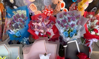 กระแสมาแรง!คนขอนแก่นฮิตมอบดอกกุหลาบช่อเงินคู่รักแทนดอกไม้สดเนื่องวันวาเลนไทน์