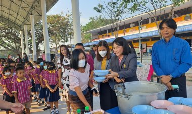 สีสันวันเลนไทน์ชัยภูมิ!หนูน้อยแซบหลายกับข้าวต้มหมูสับแซนวิสที่ผู้ใหญ่ใจดีจัดให้กิน