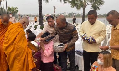 พ่อเมืองศรีสะเกษนำปชช.พร้อมใจนุ่ง ผ้าไทย-ผ้าพื้นเมือง ใส่บาตรพระสงฆ์ ทำความดี วิถีพอเพียง