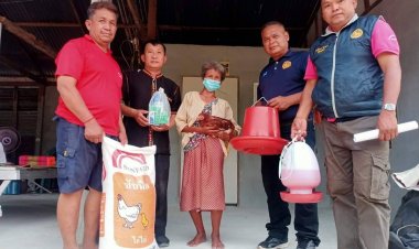 อำเภออุทุมพรพิสัย มอบไก่พันธุ์ไข่และอาหาร ของกองทุนความเลื่อมล้ำทางสังคมให้แก่ชาวบ้าน