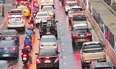 ฝนถล่มกรุงจราจรติดหนึบแต่เช้า-อุตุฯเตือนฝนฟ้าคะนองกทม.ร้อยละ60