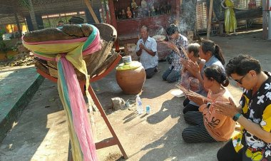 ชาวอุทัยธานีแห่ส่องเลขใต้ท้องเรือตะเคียนอายุกว่า 100 ปีลุ้นเสี่ยงโชคลาภ