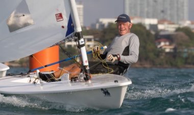 นักแล่นใบรุ่นตำนานพิสูจน์ ความแข็งแกร่ง หลังผ่านการแข่งขันอันทรหดถึงวันที่ 4 ท่ามกลางกระแสลมถึง 13 น๊อตและคลื่นสูงหน้าเขาพระตำหนัก พัทยา