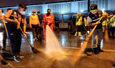 ขอนแก่นนำปชช.กว่า 100 คนลุยปราบฝุ่น PM 2.5 ล้างและกวาดถนนทั่วเมือง