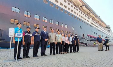 ชลบุรีคึกคักเรือสำราญ QUEEN MARY 2 นำ นทท.กว่า 2,000 คน ขึ้นท่าเรือแหลมฉบัง คาดเงินสะพัด 20 ล้านบาท