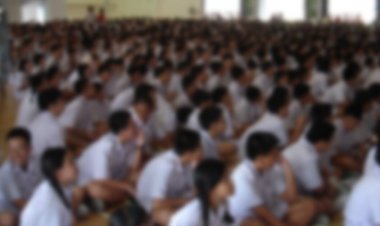 สุดโหด!รุ่นพี่ ม.5 สั่งรุ่นน้อง แช่บ่อเกรอะ น้ำอึราดใส่หัว ลงโทษแบบทหาร จนแผลติดเชื้อ